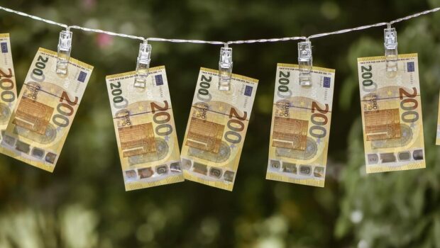 Concentrati sui 200 euro pochi si sono accorti che sarà “l’imprenditore” a decidere a chi darli e quanto darne. Semmai questo non è che il proseguire sulla strada per trasformare dei dipendenti in sudditi costretti ad elemosinare. La contrattazione sindacale e collettiva è per i governi una pratica inutile.