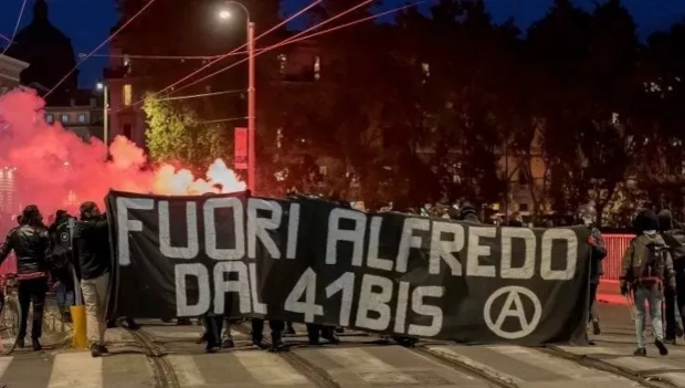 Tifosi, rave party, blocchi stradali di protesta, l’anarchico lasciato morire al 41 bis: la giustizia ballerina non punisce i reati per quello che sono in realtà ma per quanto possono rappresentare un potenziale pericolo per il potere costituito, il potere degli industriali dei banchieri e dei loro rappresentanti politici.