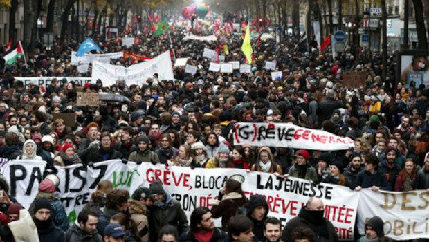 Non si può fare a meno di mettere a confronto gli scioperi e le proteste di strada degli operai francesi con la calma piatta della reazione operaia in Italia, pur subendo tutti bassi salari e allungamento dell’età pensionabile. Forse è tempo che la gabbia del sindacalismo chiacchiere e distintivo di casa nostra vada in frantumi.
