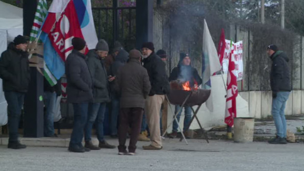 Alla Baritech di Modugno (Ba) sindacalisti e politici hanno imbonito e tranquillizzato gli operai, li hanno illusi che con le buone maniere avrebbero ridotto i padroni a miti propositi e li hanno portati consapevolmente alla sconfitta.