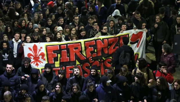 6 contro uno è facile. Ma fa parte della tradizione dei picchiatori fascisti. Il governo sminuisce, la Preside che denuncia il pericolo squadrista viene minacciata di provvedimenti dal Ministro dell’istruzione. Anche il fascismo iniziò così.