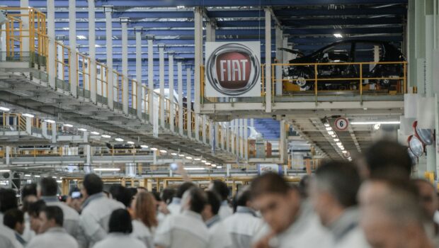 La discussione sui nuovi modelli di auto che forse si produrranno a Melfi coinvolge in questi giorni tutto lo stabilimento, serve ai manager ed ai sindacalisti venduti per coprire le condizioni di schiavitù in cui si produce.