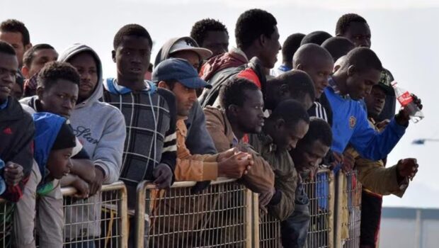 Quando non ci saranno più lacrime per piangere forse non si permetterà ad uno come Piantedosi di dare lezioni ai migranti morti in mare e si impedirà ai governi dei ricchi di respingere coloro che loro stessi hanno messo alla fame.