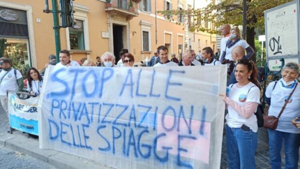 Il PUAD (piano utilizzo aree demaniali) si occupa di spiagge e ne propone la concessione ai privati per il 70%. Per De Luca e la Santanchè le spiagge libere devono sparire, i padroni balneari devono continuare a fare i loro profitti indisturbati.