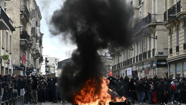 La crisi economica sta mettendo di nuovo in discussione la tenuta del sistema dei borghesi. Si è di nuovo aperta una fase storica di guerre e rivoluzioni e in Europa riprende un’antica tradizione che vede la Francia precorritrice dei movimenti sociali nel continente. 