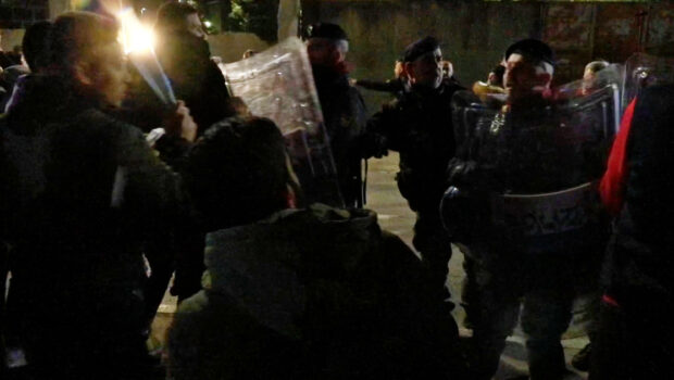 Davanti alla sede decentrata dell’Ufficio Immigrazione della Questura, in Via Cagni, sono accampati diverse centinaia di immigrati richiedenti asilo, lunghe ed interminabili file per i permessi di soggiorno che non arrivano e se protestano la solita medicina: cariche della polizia e denunce.