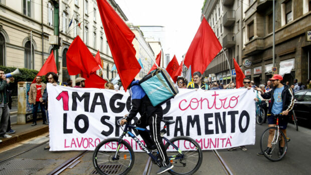 La solita politica del bastone e della carota confezionata per il 1° Maggio, giornata storica della tradizione  operaia. La carota: un’elemosina offensiva di fronte all’inflazione. Il bastone: la riduzione del reddito per i poveri e più precarietà. E i capi di CGIL-CISL-UIL-UGL fanno da tappeto il 30 Aprile.