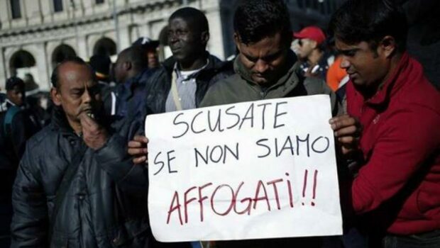 Non c’è nessuna emergenza migranti, c’è solo un governo che aveva promesso ai suoi  sostenitori razzisti che gli sbarchi sarebbero stati bloccati ed ha fallito. I padroni hanno bisogno di 500 mila schiavi e bisogna farglieli arrivare addestrati e selezionati.