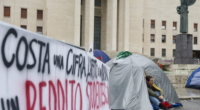 Il governo della Meloni ha paura delle proteste spontanee e di massa. Quando non può catalogarle come espressioni politiche dell’opposizione e non può usare il manganello, come è il suo stile, cerca di seppellire tutto con finanziamenti fantasma. Ma gli studenti accampati non si faranno raggirare.