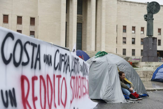 Il governo della Meloni ha paura delle proteste spontanee e di massa. Quando non può catalogarle come espressioni politiche dell’opposizione e non può usare il manganello, come è il suo stile, cerca di seppellire tutto con finanziamenti fantasma. Ma gli studenti accampati non si faranno raggirare.