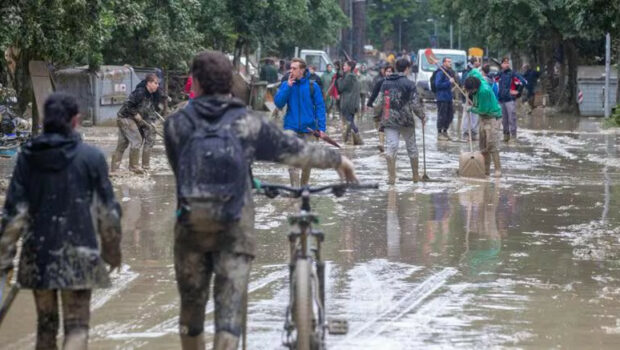 Se gli angeli del fango non diventano i diavoli della rivolta tutto quello che abbiamo visto si ripeterà ancora, ancora libertà di speculare sul terreno, ancora mafie politiche locali comprate dai padroni del cemento, ancora povera gente alluvionata che ha perso tutto.
