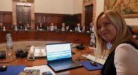 Il gioco delle cifre non conosce limite, la cosa essenziale è che rimanga il fumo dell’aumento dei cento euro  in busta paga. I conti li faremo nella realtà di un salario che scende, il lavoro precario aumenta e il pagamento con i vaucher si allarga.
