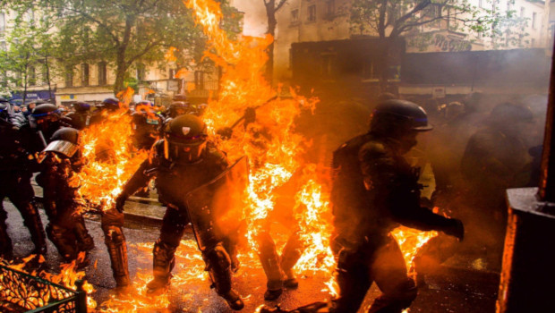 Una corrispondente dal corteo di Parigi racconta della manifestazione e ci mette di fronte alla scelta: accettare il meno peggio e piegare la testa o ribellarsi con tutti i mezzi disponibili? 