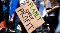 Lo so la COP 28 si è chiusa più di un mese fa, non è più un argomento di cronaca, e in una società dove ci sono dei rituali e i media decidono quali sono i problemi di cui ci si deve occupare e l’emergenza climatica entrerà d’attualità nei prossimi disastri naturali...
