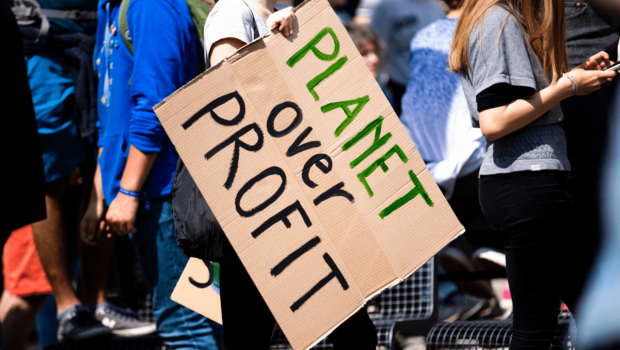 Lo so la COP 28 si è chiusa più di un mese fa, non è più un argomento di cronaca, e in una società dove ci sono dei rituali e i media decidono quali sono i problemi di cui ci si deve occupare e l’emergenza climatica entrerà d’attualità nei prossimi disastri naturali...