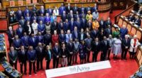 La padrona bianca affiancata da ENI, ENEL e aziende varie chiama a raccolta i capi africani, promette loro 5,5 miliardi di euro in aiuti ma non dice che vuole in cambio lo sfruttamento delle “terre rare” che valgono centinaia di miliardi.