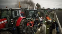 Gli agricoltori poveri, estromessi dal mercato capitalistico, si uniscono e scendono in strada perché sono arrivati con l’acqua alla gola e non hanno più nulla da perdere.