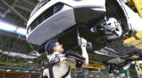 Tutto lo sviluppo della tecnologia si realizza in rapporti di produzione sociali, così è anche per l’intelligenza artificiale. Fra le innumerevoli sue applicazioni una è e sarà centrale: come rendere più intenso lo sfruttamento degli operai e rendere più profittevole il loro lavoro. 