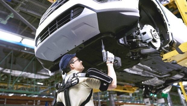 Tutto lo sviluppo della tecnologia si realizza in rapporti di produzione sociali, così è anche per l’intelligenza artificiale. Fra le innumerevoli sue applicazioni una è e sarà centrale: come rendere più intenso lo sfruttamento degli operai e rendere più profittevole il loro lavoro. 