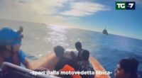 E’ passato sotto silenzio, nessuno ne parla più eppure solo una settimana fa la guardia costiera libica ha sparato raffiche di mitra contro naufraghi e soccorritori. Un atto di guerra che si inserisce a pieno titolo nella politica del governo della Meloni sull’emigrazione. 