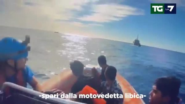E’ passato sotto silenzio, nessuno ne parla più eppure solo una settimana fa la guardia costiera libica ha sparato raffiche di mitra contro naufraghi e soccorritori. Un atto di guerra che si inserisce a pieno titolo nella politica del governo della Meloni sull’emigrazione. 