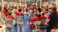 Per gli operai le condizioni in fabbrica sono diventate insopportabili, tanti sopportano, stringono i denti fino a spezzarsi, altri si arrendono e se ne vanno con la speranza di una vita migliore. Ma c’è sempre un’altra possibilità collettiva ribellarsi.