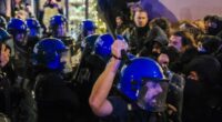 E' facile usare il manganello contro ragazzi e ragazze, giovani studenti, ma il governo deve stare attento, la protesta può diventare incontenibile e le forze in campo unirsi e moltiplicarsi. Da chi protesta per la Palestina, a chi è stanco di farsi uccidere sul lavoro, ai migranti trattati come bestie nelle campagne. E non sarà un gioco facile disperderli a manganellate.