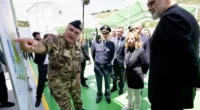 La Meloni visita i campi di concentramento in costruzione in Albania mentre agita la questione delle truffe sull’emigrazione che la stessa legge Bossi-Fini ha reso possibili. Punta tutto su una fuffa sociale abituata a sfruttare senza limite i poveri, abituata ad agire fuori della legalità da loro stessi invocata, vuole i loro voti e li avrà. 