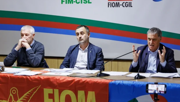 Lo sciopero del 18 Ottobre arriva tardi e mal organizzato con sindacalisti ampiamente compromessi con la direzione, incapaci di gestire un vero scontro con Stellantis. Sarà il solito sciopero farsa e la solita processione con i santini o qualcos’altro? Lo decideranno gli operai.