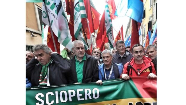 Stellantis Pomigliano. Chi pensava che lo sciopero dell’Automotive del 18 ottobre servisse ad aprire una nuova fase di lotta per difendere gli operai in tutti gli stabilimenti si è sbagliato. I culi di pietra del sindacato sono spariti nel nulla.