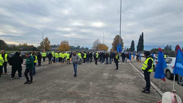Doveva essere uno sciopero totale, degli operai Stellantis in solidarietà con il presidio degli operai delle imprese. Prima dichiarato da tutti, poi revocato da FIM e UILM seguiti da FIOM e FLMU. Un gioco di sigle e parrocchie sindacali sulle spalle degli operai.