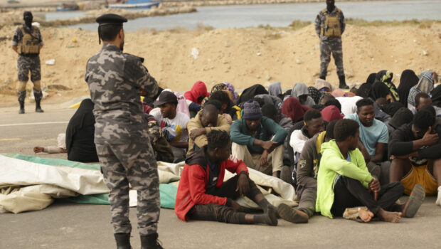 Il generale è stato liberato e accompagnato in Libia sulla base di uno scambio consolidato: tenere prigionieri sotto tortura nei lager i migranti pronti a partire per le coste italiane. Così il governo può vantarsi che gli sbarchi sono quasi azzerati.