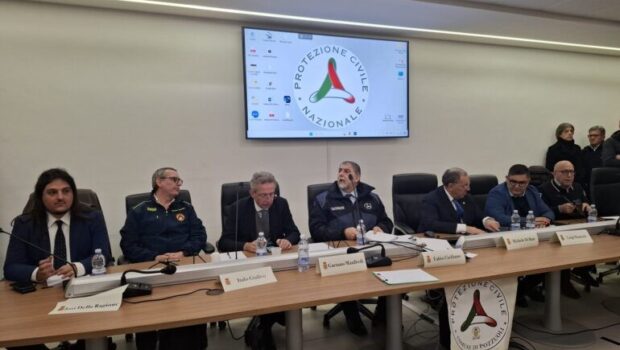 In due precedenti articoli, rispettivamente del 3 giugno e del 28 luglio 2024, abbiamo denunciato come il governo e le varie istituzioni preposte stiano giocando sulla vita degli abitanti dell’area flegrea. Il gioco continua più pericoloso