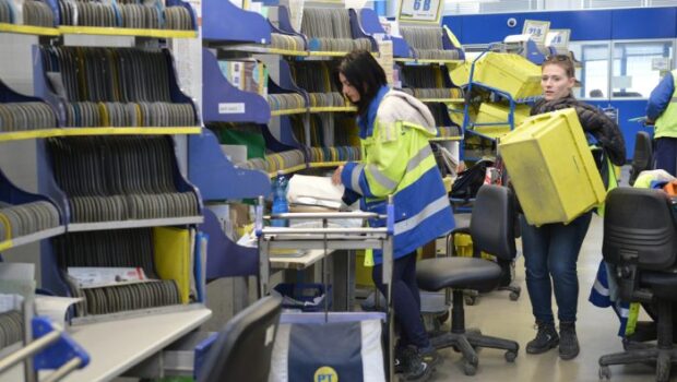 Una lavoratrice “garantita” affronta la questione di costruire un fronte comune con i precari, come superare la difesa individuale di piccoli privilegi degli uni e come non farsi ricattare accettando qualunque imposizione degli altri. Una risposta collettiva.