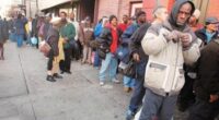 Negli USA, nel regno del capitalismo altamente sviluppato l’aspettativa di vita è passata da 79 anni del 2019 a 76 anni nel 2021. I super ricchi vivono 15 anni più degli altri. Operai e poveri vivono meno di tutti.