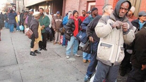 Negli USA, nel regno del capitalismo altamente sviluppato l’aspettativa di vita è passata da 79 anni del 2019 a 76 anni nel 2021. I super ricchi vivono 15 anni più degli altri. Operai e poveri vivono meno di tutti.