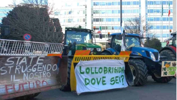 La piccola proprietà nelle campagne è messa in crisi dalla grande distribuzione e presa in giro dal Governo. La protesta degli agricoltori  blocca le strade ma per ora ha poca visibilità, niente manganelli e denunce, i loro voti sono essenziali per Meloni e soci.