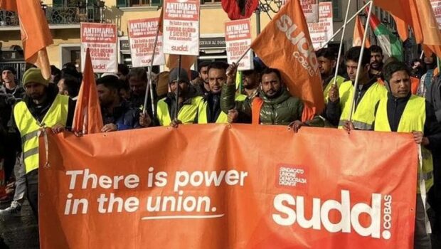 Nel distretto Pronto Moda dove gli operai di tante piccole imprese lottano contro condizioni di lavoro al di sotto dei contratti e fuori da ogni regola, non sono bastate aggressioni, le provocazioni, per intimidirli. Ora agisce anche il sindaco multando il presidio operaio. I padroni ringraziano.