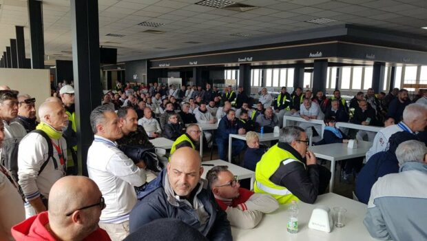 Stellantis Pomigliano: dopo una settimana di scioperi e proteste spontanee, nelle assemblee retribuite della FIOM é tutto finito a tarallucci e vino.
