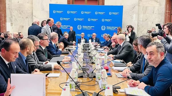 Oggi al tavolo del Ministero (MIMIT) si incontrano Stellantis, esponenti del governo, capi sindacali, l’argomento il solito “rilancio del settore”. Ma il rilancio del salario chiesto dagli operai di Pomigliano? Conviene a tutti non parlarne.