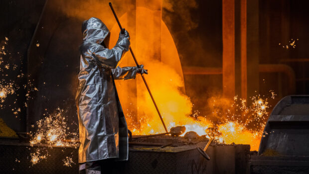 Tutti si preoccupano di quanto il nuovo padrone pagherà la fabbrica, quanto spenderà per modernizzare gli impianti, ma quanto pagherà gli operai, in che condizioni li utilizzerà e in che numero, rimane indefinito. Tanto chi andrà ad avvelenarsi sull’altoforno non sono loro.