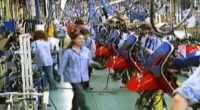 Il Sial Cobas Piaggio, sindacato di base di fabbrica, dà un giudizio chiaro sulla pesante situazione degli operai al lavoro. Individua le responsabilità a partire dall’azienda per arrivare alle organizzazioni sindacali confederali ed indica la possibilità di una ripresa dell’iniziativa operaia.