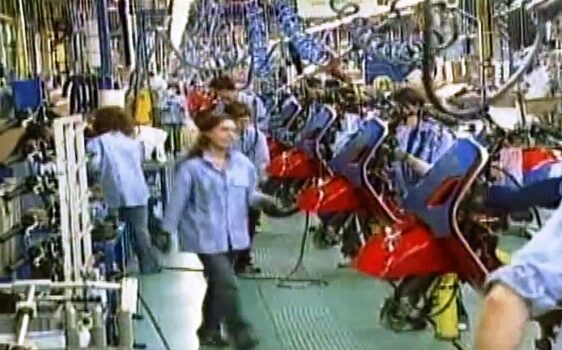 Il Sial Cobas Piaggio, sindacato di base di fabbrica, dà un giudizio chiaro sulla pesante situazione degli operai al lavoro. Individua le responsabilità a partire dall’azienda per arrivare alle organizzazioni sindacali confederali ed indica la possibilità di una ripresa dell’iniziativa operaia.