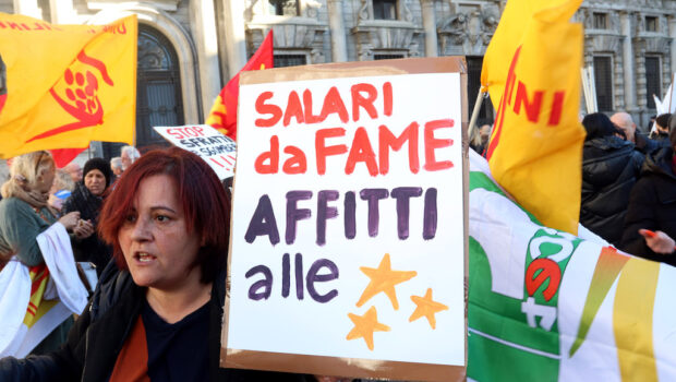 Dove sono le organizzazioni sindacali che avevano il compito di difendere i salari? Dove sono finiti i sindacalisti che dovevano organizzare le lotte per aumentarli? Sono ai tavoli a discutere sulle grandi scelte industriali mentre nelle fabbriche smontano ogni spinta operaia sui salari. Esempio Stellantis Pomigliano 