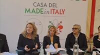 Operai senza contratto, con orari e salari insopportabili, aggrediti da squadre di picchiatori al soldo dei padroni per fermare gli scioperi: questo è il Made in Italy del “sistema pratese” premiato dalla Meloni che ha la faccia di bronzo.