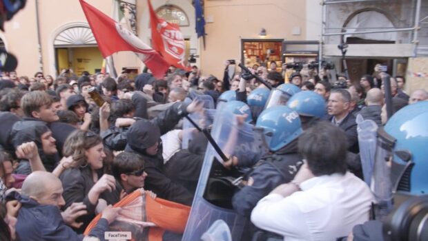 Questo è il programma del governo Meloni reso operativo dal decreto sicurezza. Sono consapevoli che il peggioramento della condizione sociale di operai e lavoratori poveri, unito alla rabbia di assistere allo sterminio di popoli interi, provoca e provocherà una reazione sociale pericolosa per il loro potere.