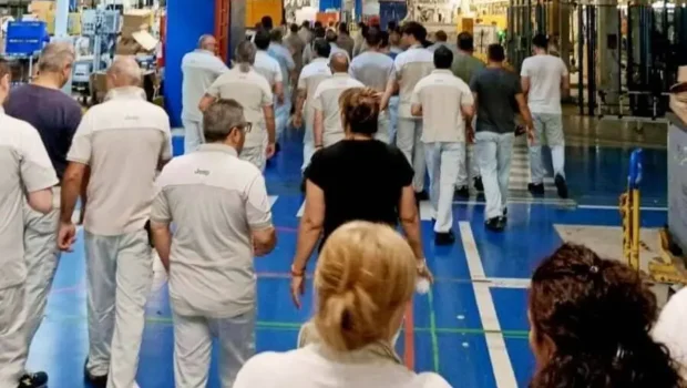 Dalle testimonianze raccolte da Eugenio Bonanata fra gli operai Stellantis di Melfi e pubblicate da Basilicata24 risulta evidente che il tempo di una protesta di massa sta maturando. Gli operai della PMC (indotto) che sono in sciopero ad oltranza da lunedì per essere reintegrati in Stellantis sono la prova che reagire è possibile.