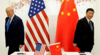 Trump spara a zero, poi si ritira, poi rilancia… ma la Cina è un osso duro. È più facile intimorire i capitalisti europei, fino ad ieri stretti alleati. Intanto il commercio mondiale sbanda ed è la prova, per chi la vuol vedere, che è il sistema del capitale in crisi.