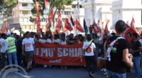 Multinazionale GRUPPO 8 distretto di Forlì. Dopo mesi di dure lotte il padrone firma un accordo col sindacato, in Prefettura per non chiudere lo stabilimento ed evitare i licenziamenti. A giugno ne fa carta straccia. Il fatto grave è che nessuno fra istituzioni e capi sindacali mette in campo la forza necessaria per farglielo rispettare. Toccherà agli operai riprendere la lotta, più dura di prima.