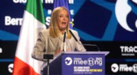 Si organizza la platea di esponenti del governo, i loro passacarte e giovani rampanti per avere i soliti applausi da esibire in TV.  Può comiziare senza essere smentita che i salari sono aumentati, che i migranti diminuiti, che a Gaza la reazione di Netanyahu è stata solo un po' eccessiva. Miseria, morti annegati, sterminio di un popolo sono per lei un’invenzione.